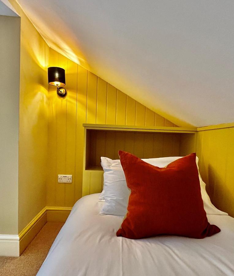 The Kings Head Hotel Доркинг Екстериор снимка